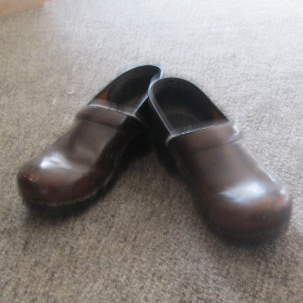 Dansko closed back clogs.size 40 and in mahogany brown leather.